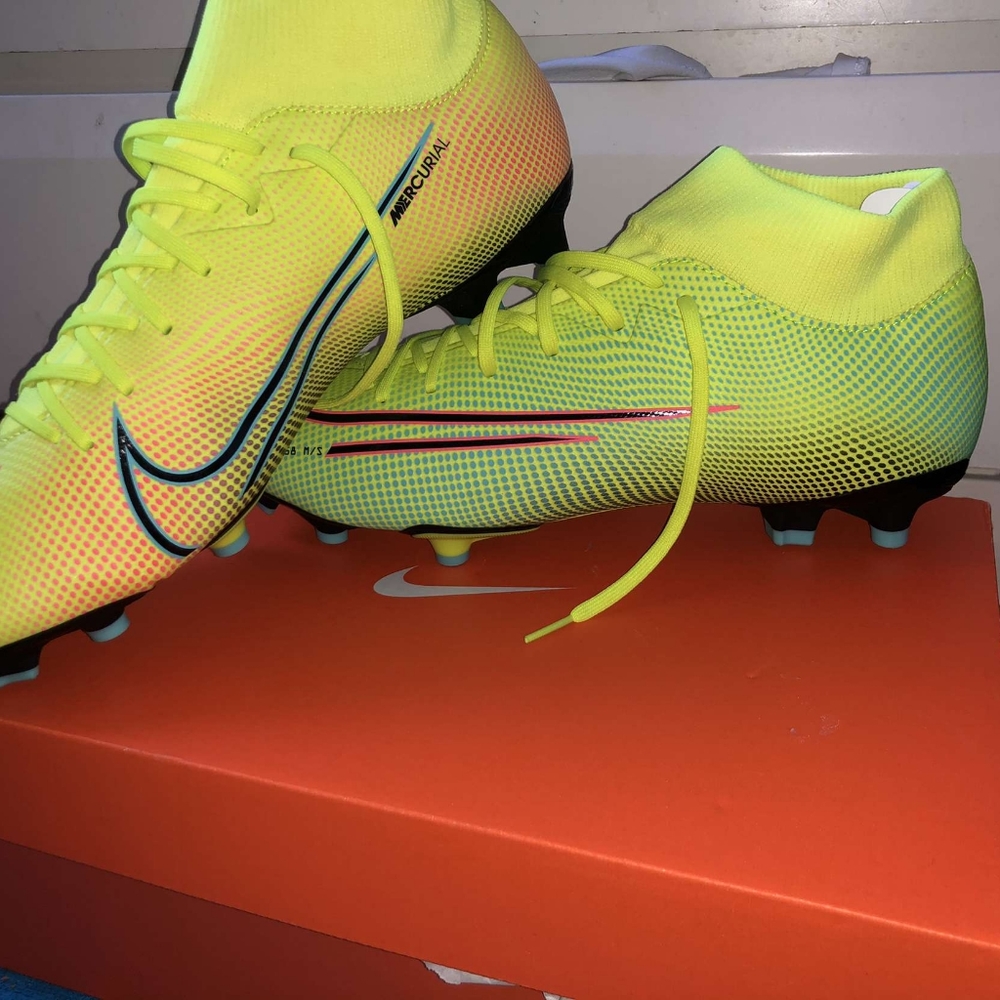 Soccer shoes - Picture 2 of 3